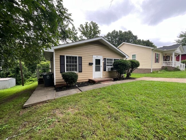 Building Photo - Charming Single Family Home - Convenient l...