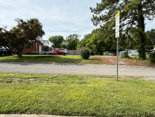 Building Photo - Immaculate Studio Apt. w/All utilities- Less than 5- minute drive to Downtown Bristol!