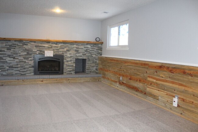 Building Photo - Columbine Hills - 3 BR/2 1/2 BA Home!