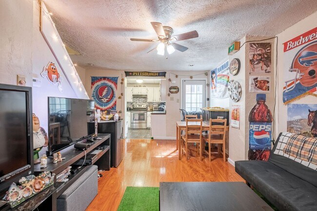 Building Photo - Amazing South Side Flats luxury remodel