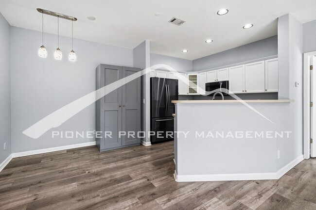 Building Photo - Spacious Condo with Central AC and Washer/Dryer