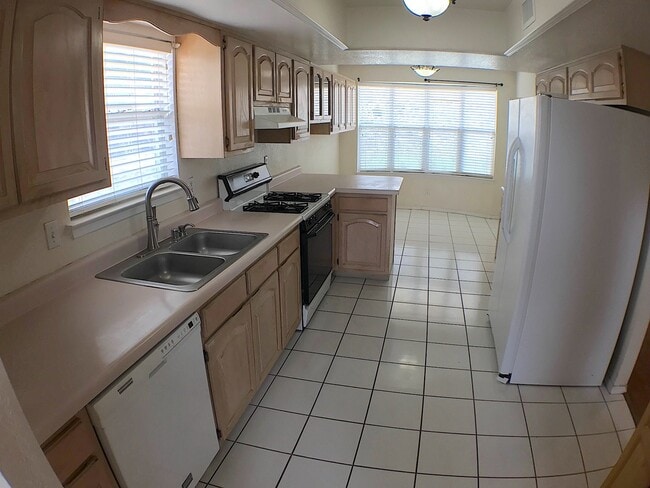 Building Photo - Northeast El Paso 3 Bed Refrig A/C