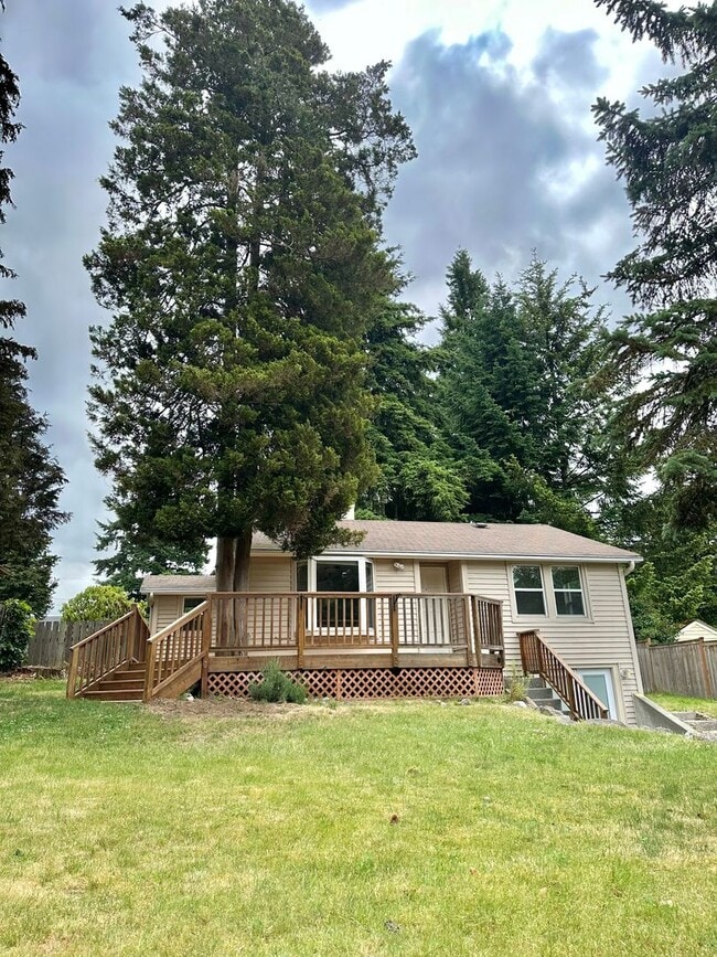 Building Photo - Charming 2-Bedroom, 2- bathroom Home with Bonus Space & Prime Shoreline Location