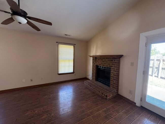 Building Photo - Cozy Townhouse