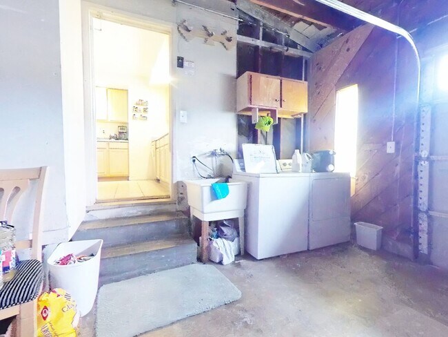 Building Photo - Updated 5 bedroom 3 bathroom house w/ HUGE YARD