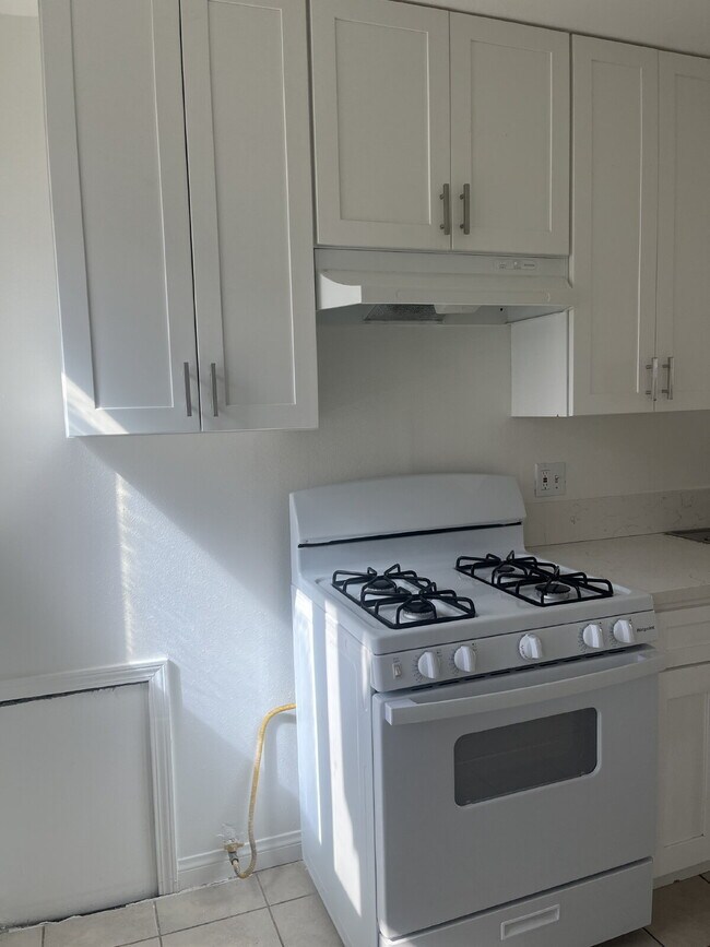 Building Photo - "Charming 2-Bedroom Unit in Oxnard's Heart...