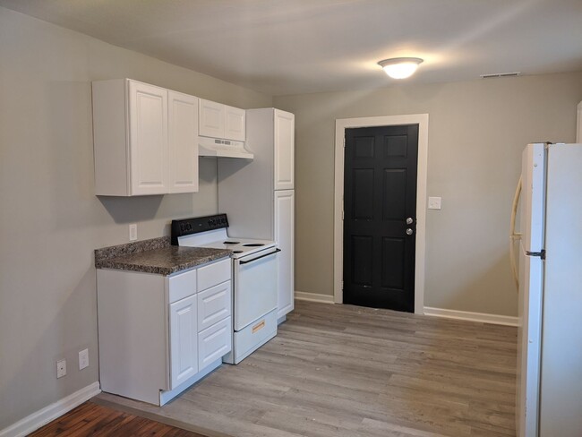 Building Photo - Remodeled, New Kitchen, Real Hardwood!