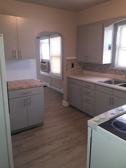 Building Photo - 402 Henry St