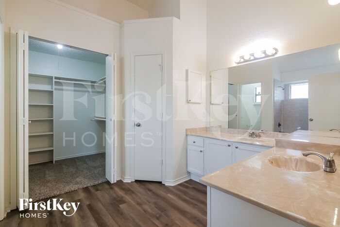 Building Photo - 2216 Turf Club Dr
