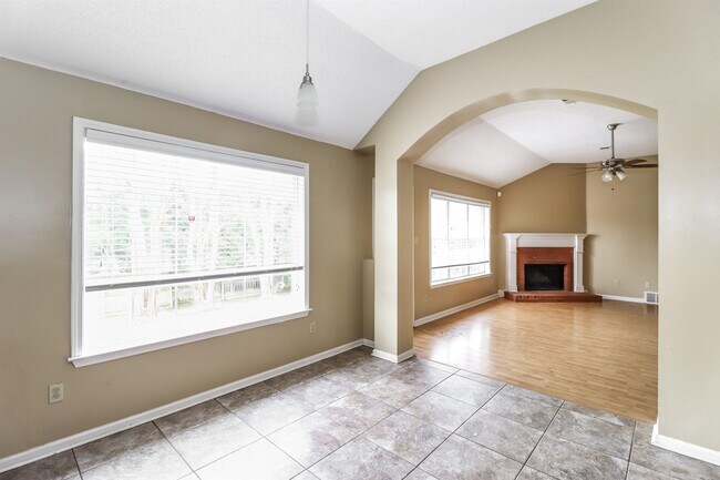 Building Photo - 827 Tropicana Dr E