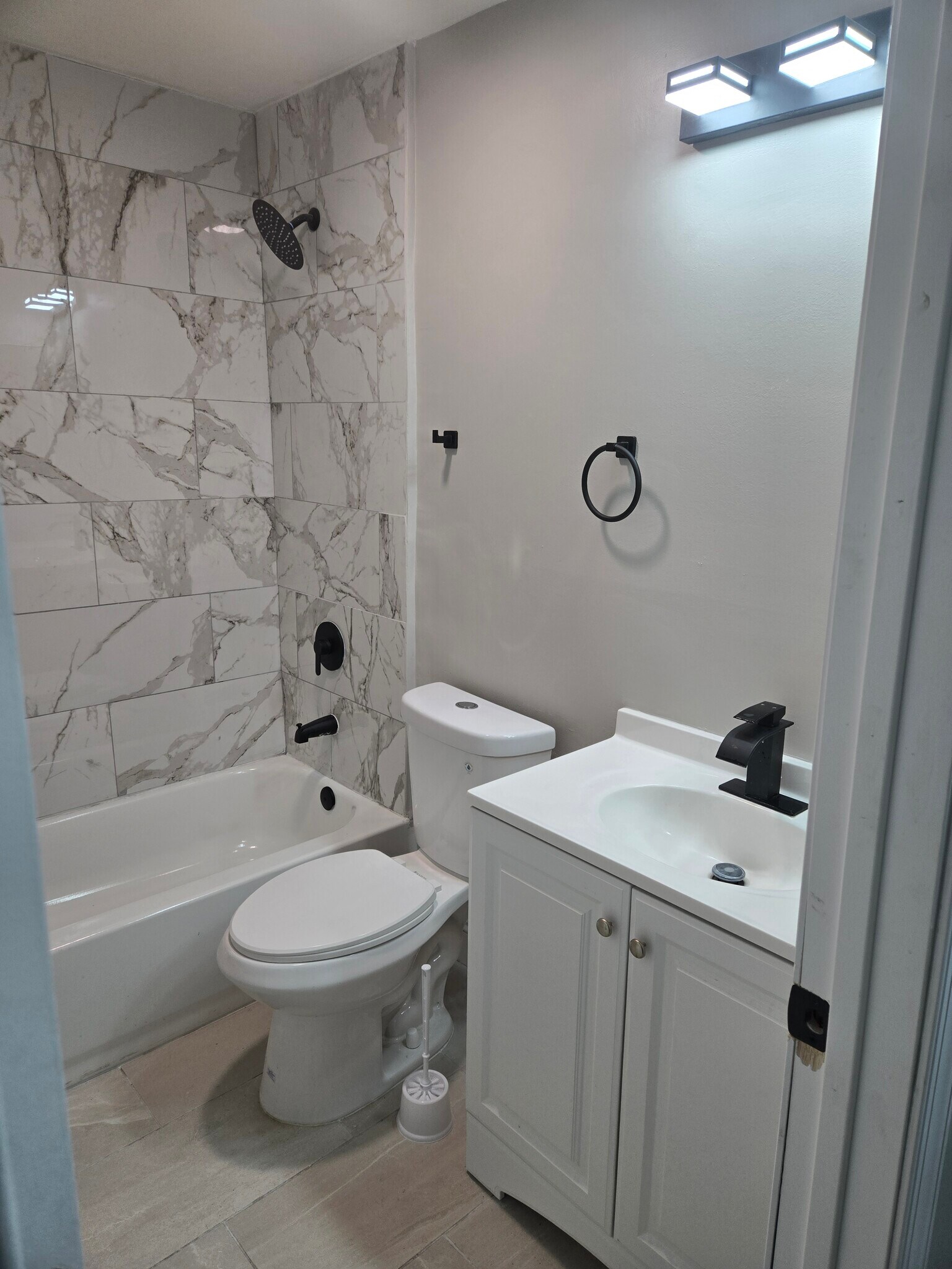 Hall bath - 417 Ashton Ln