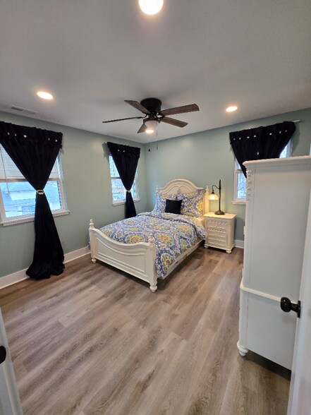 Building Photo - 133 Hoefgen St