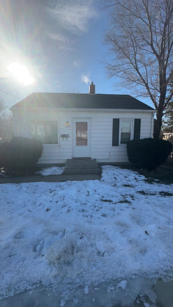 Building Photo - COMING SOON-2 Bedroom 1 Bathroom Home-1655 32nd St NE