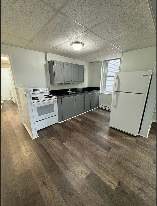 Building Photo - Completely Remodeled Spacious One-Bedroom Apartment First Floor