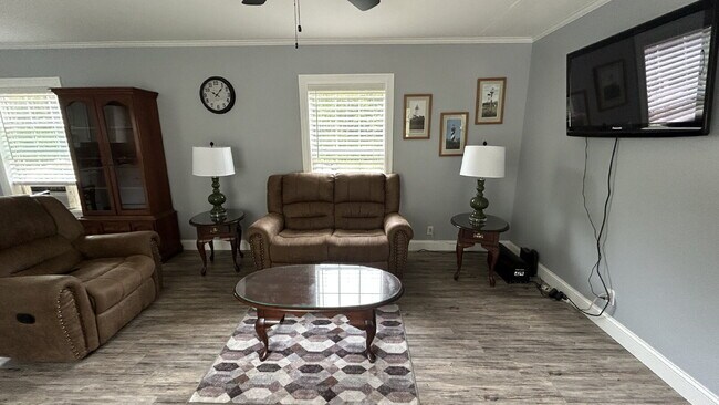 Building Photo - A rare find! Quiet country living in a single-level, 3 bed/2 bath home in Kennebunk!