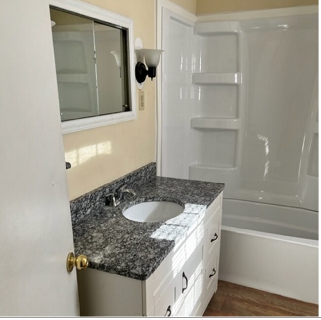 Building Photo - 2 Bedroom Home with Large Kitchen. Pet Friendly!!!