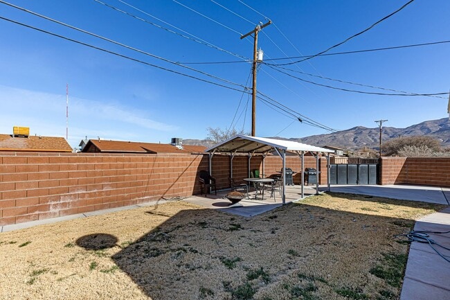 Building Photo - 800 Sherwood Dr