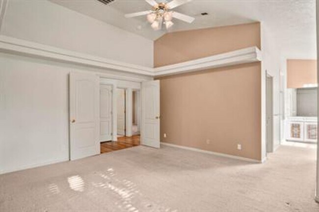 Building Photo - Bloomington Beauty!  6 month lease