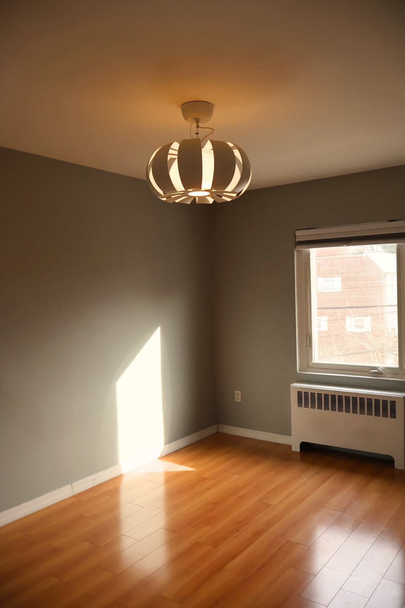 sunny bedroom - 31 Towers St