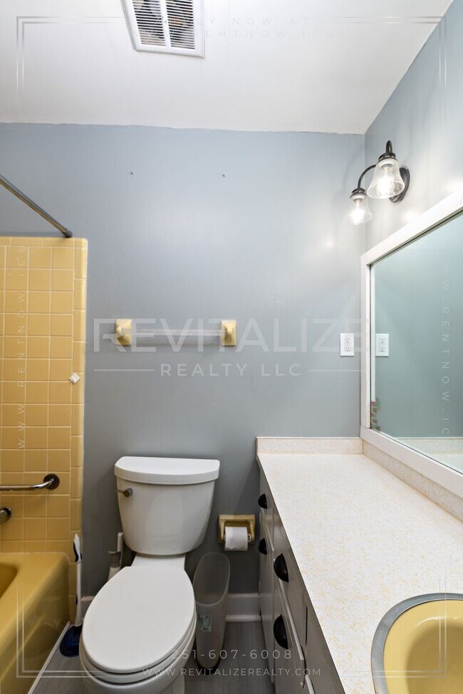 Building Photo - Spacious Brick Home in West Mobile!