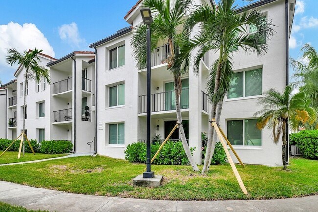 Building Photo - 704 Villa Cir