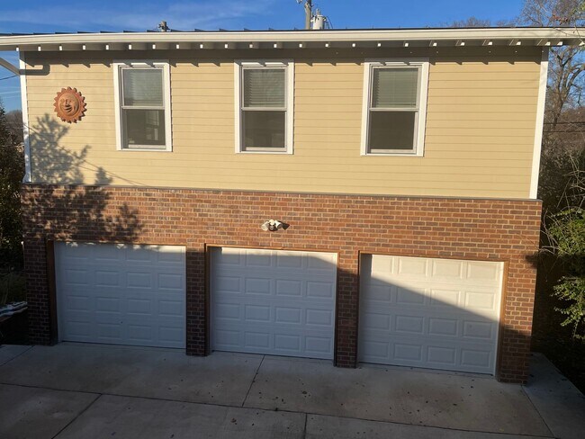 Building Photo - Historic Home 3BR / 2BA Detached Garage, W...