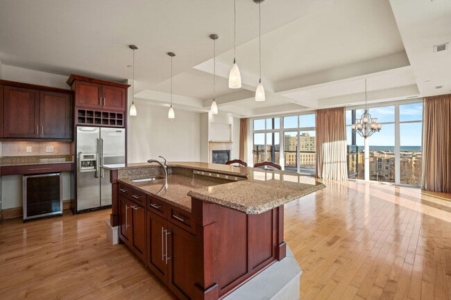 Building Photo - 1313 N Franklin Pl