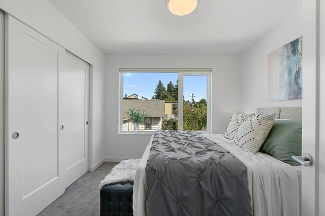 Building Photo - Modern 2bd/2ba Townhome with Rooftop & Par...