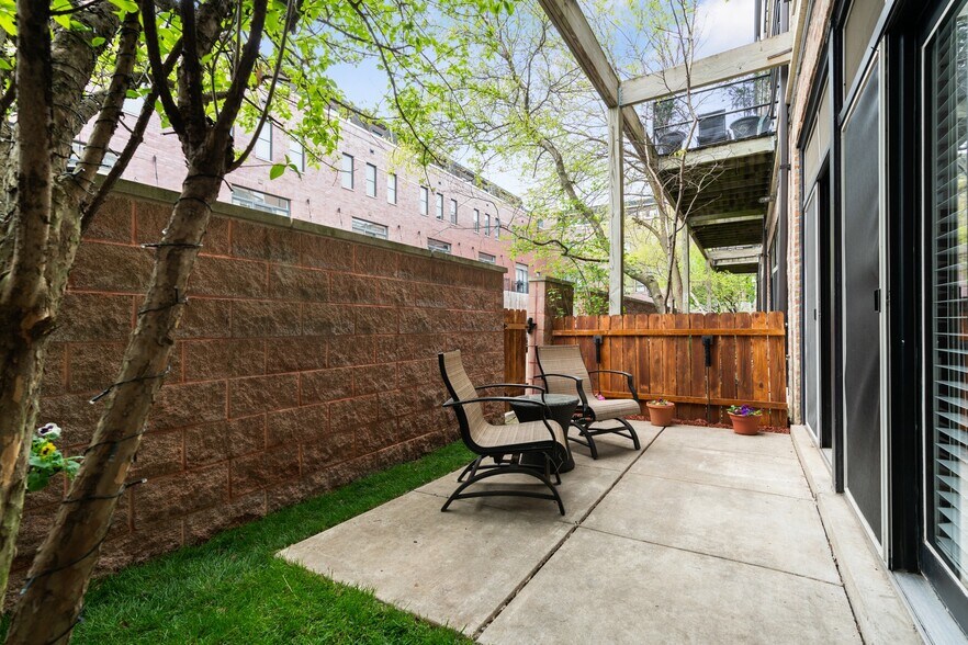Building Photo - 1760 W Wrightwood Ave
