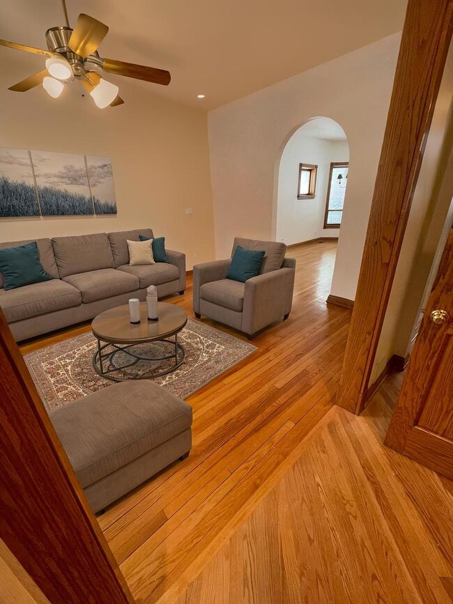 Building Photo - 3857 N Hermitage Ave