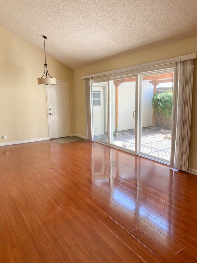 Building Photo - Welcome to this charming 3 bedroom, 2 bath...