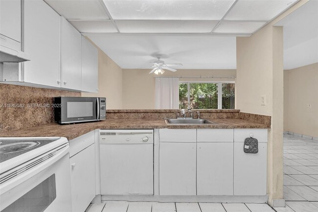 Building Photo - 3750 SW 60th Terrace