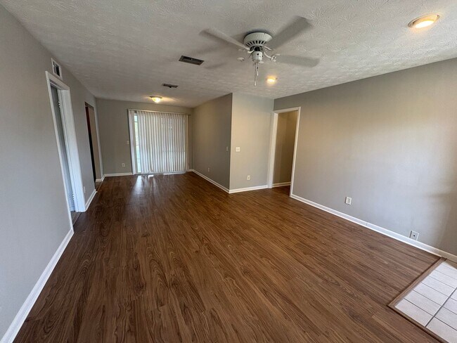 Building Photo - Move in ready 4/2 New floors, new paint