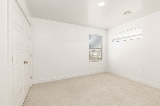 Building Photo - 4 bed | 2 1/2 bath | 2 car garage in Desert Canyon with washer/dryer/fridge