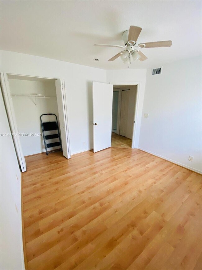 Building Photo - 2433 Pasadena Way