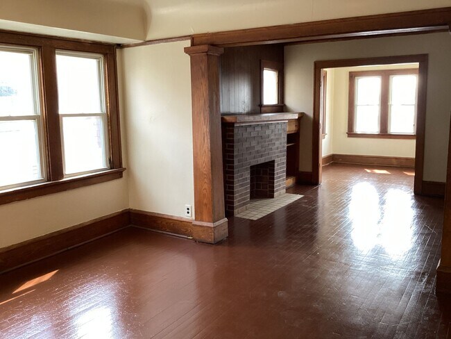 Building Photo - 3730-3732-3732 W Roberts St