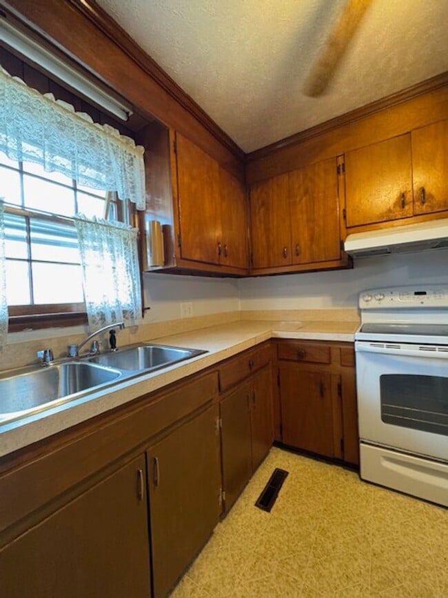 Building Photo - 709 Luther Dr