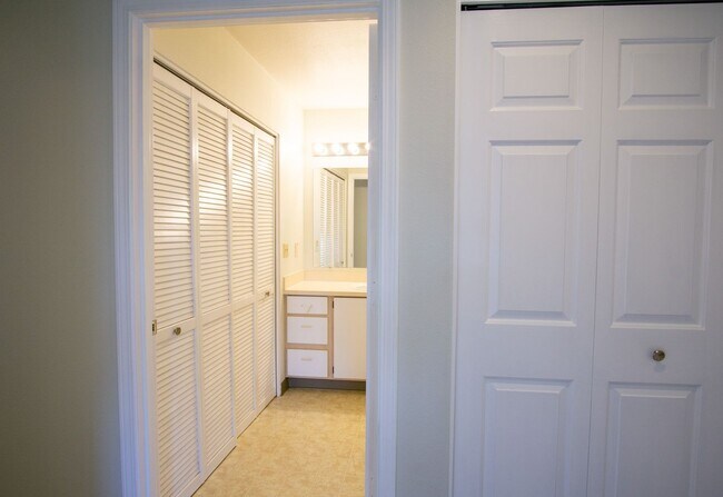 Building Photo - Lair Hill: Great 2 Bed 2 Bath with DW, W/D...