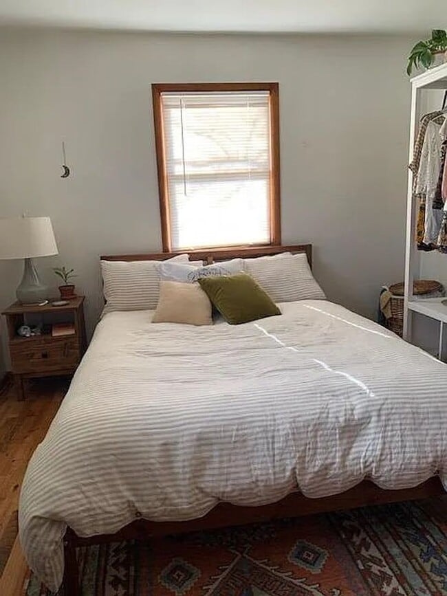 Building Photo - 1 Bedroom Apartment Available Now!