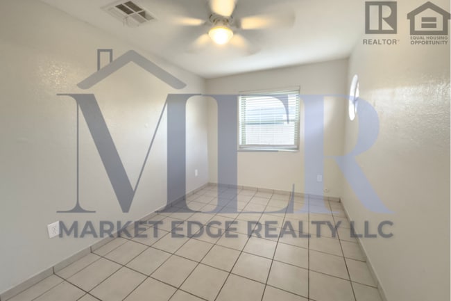 Building Photo - 1023