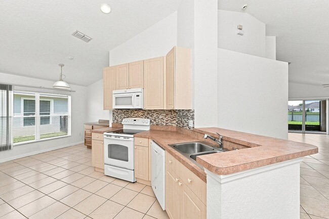 Building Photo - 2821 Maguire Dr