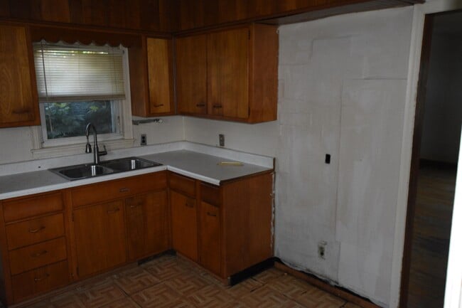 Building Photo - 2105 Lakeview Ave