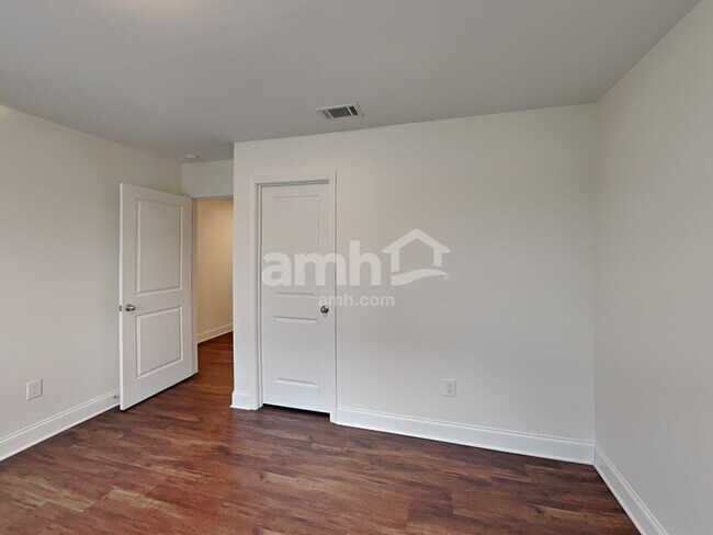 Building Photo - 3860 Chivalry Dr