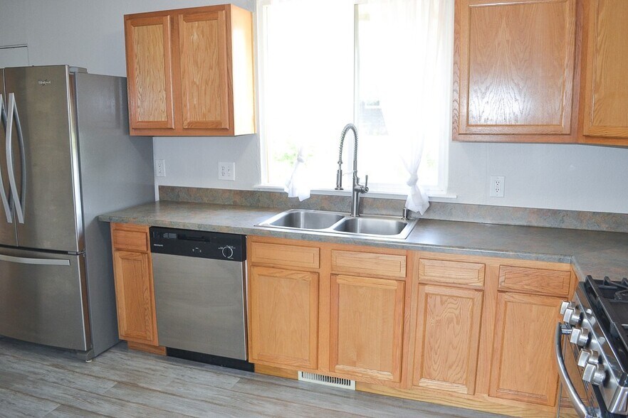Building Photo - 320 Cuchara St