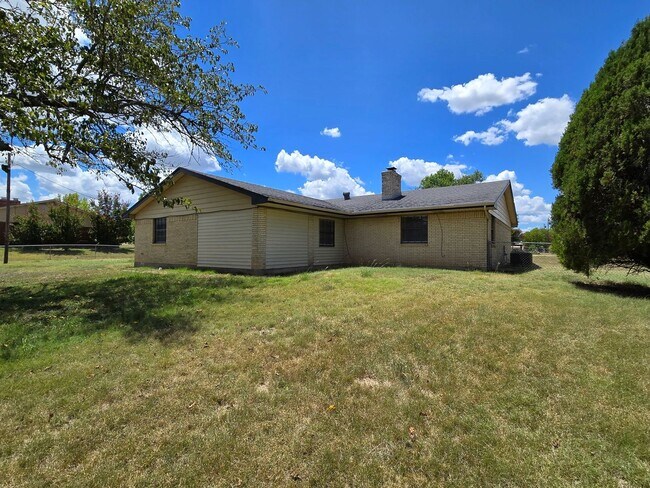 Building Photo - 230 Mighty Oak Ln