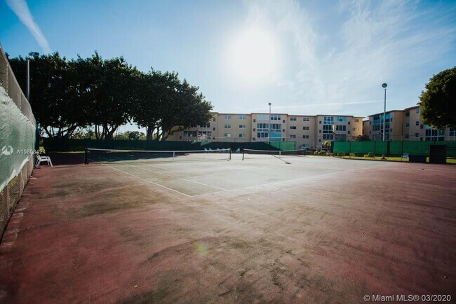 Building Photo - 300 NE 26th Ave