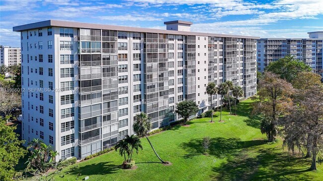 Building Photo - 605 Oaks Dr