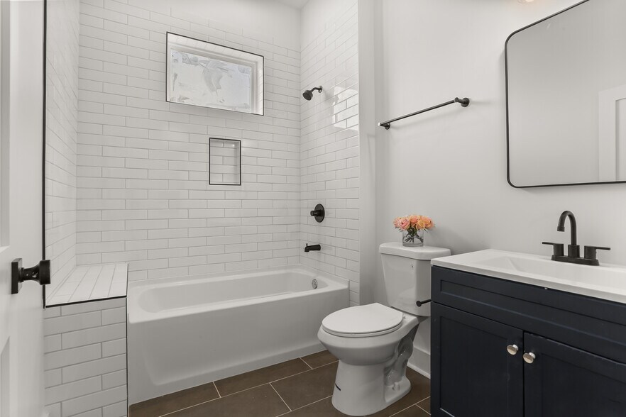 Hall bath - 2533 Amelia St