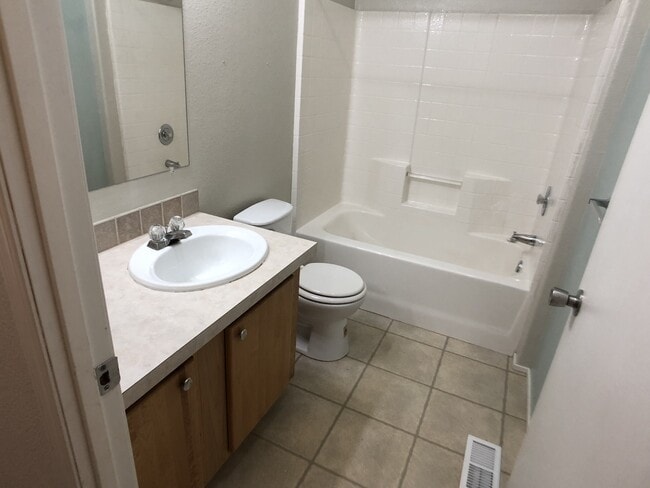 Building Photo - Beautiful and Convenient Turner Location!