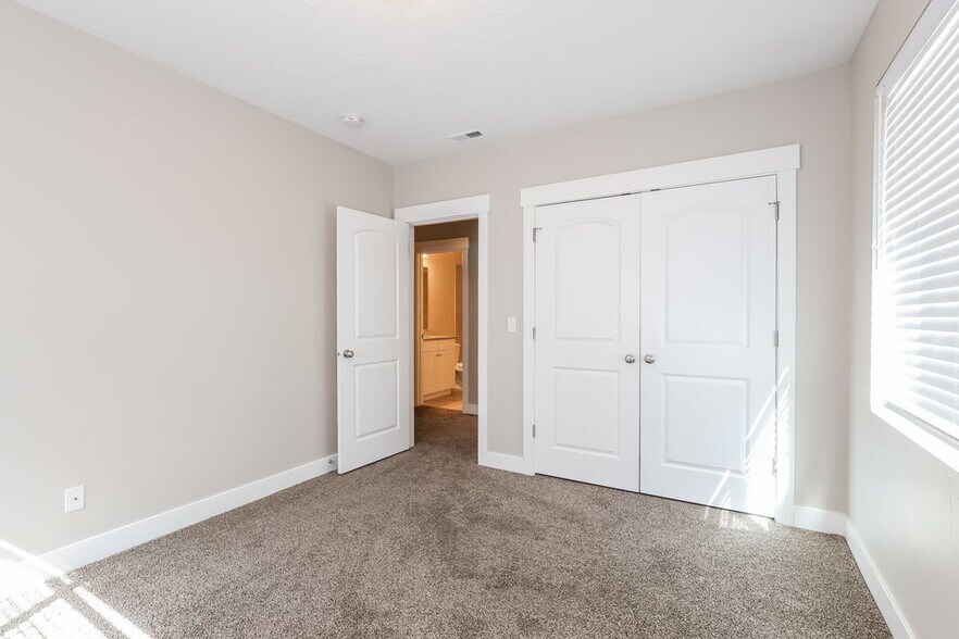 Building Photo - 3819 E Cunninghill Dr